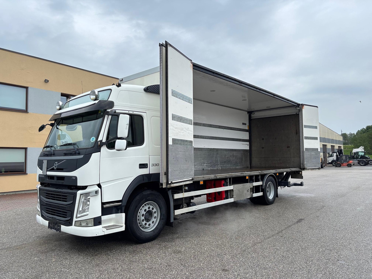 VOLVO FM330 - Camion fourgon: photos 4 VOLVO FM330 - Camion fourgon: photos 4