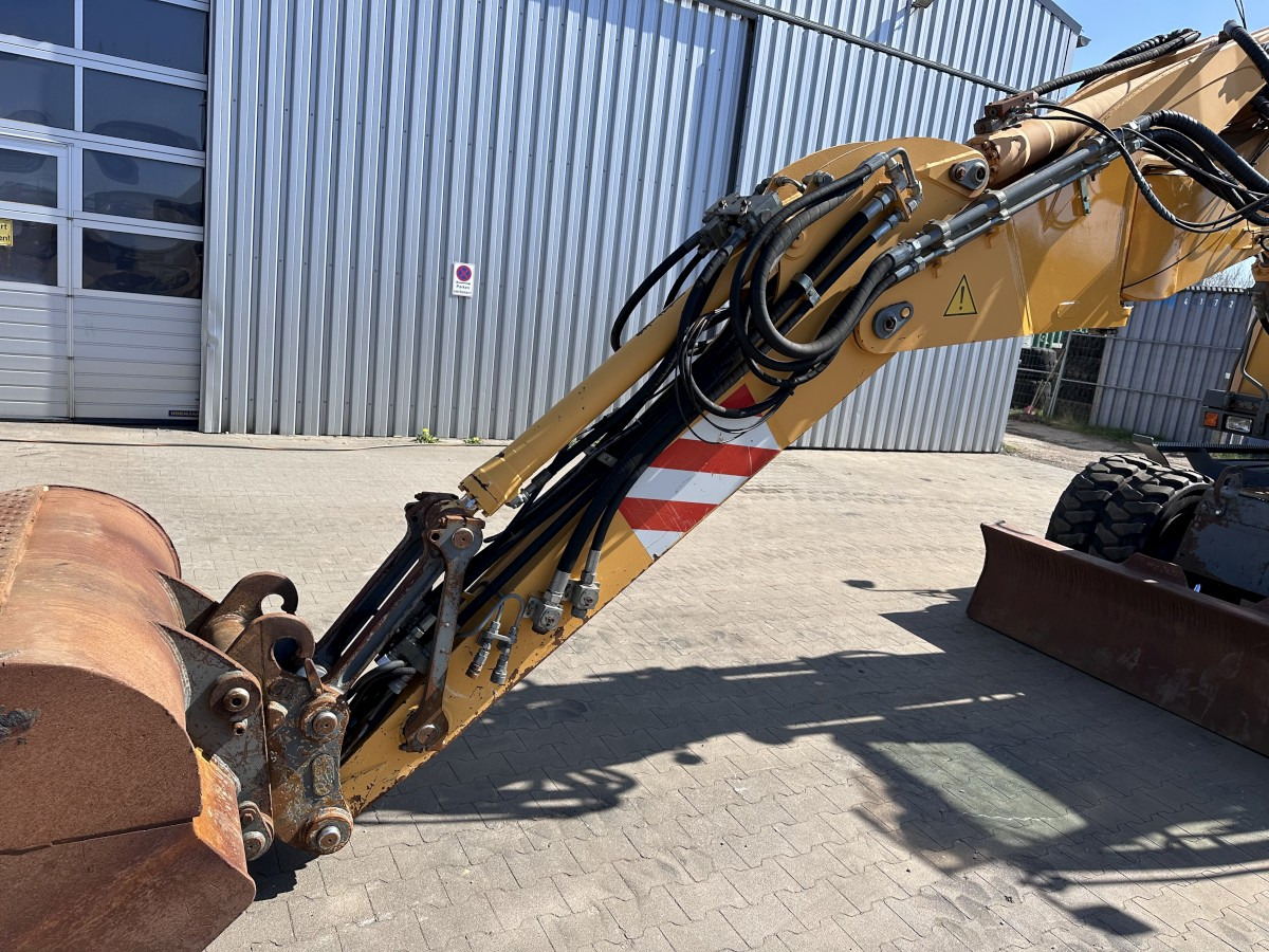 Pelle sur pneus LIEBHERR A 314 All hydr. lines SW 33- 30 Km/h: photos 37