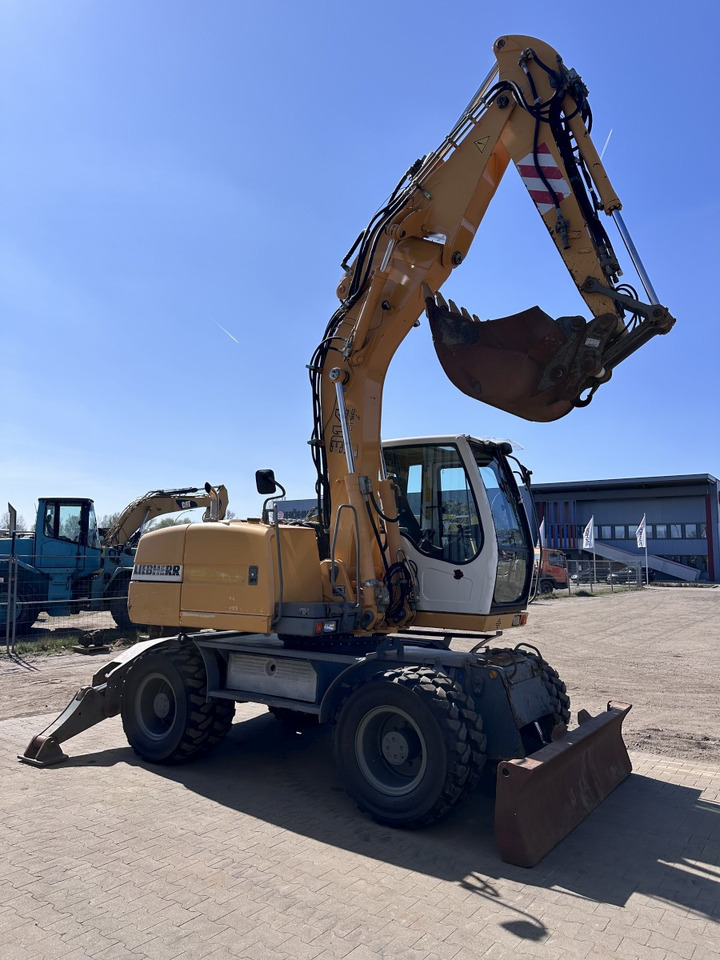 LIEBHERR A 314 All hydr. lines SW 33- 30 Km/h - Pelle sur pneus: photos 2 LIEBHERR A 314 All hydr. lines SW 33- 30 Km/h - Pelle sur pneus: photos 2