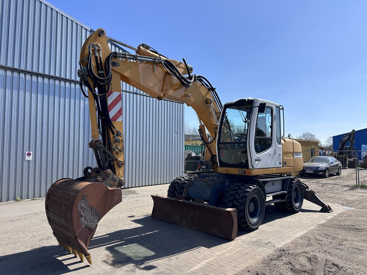 Pelle sur pneus LIEBHERR A 314 All hydr. lines SW 33- 30 Km/h: photos 6