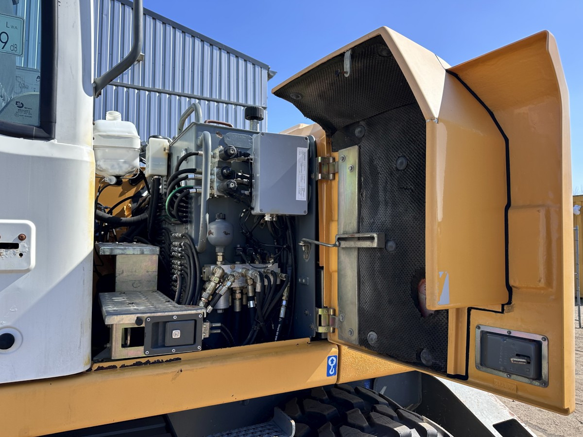 Pelle sur pneus LIEBHERR A 314 All hydr. lines SW 33- 30 Km/h: photos 24