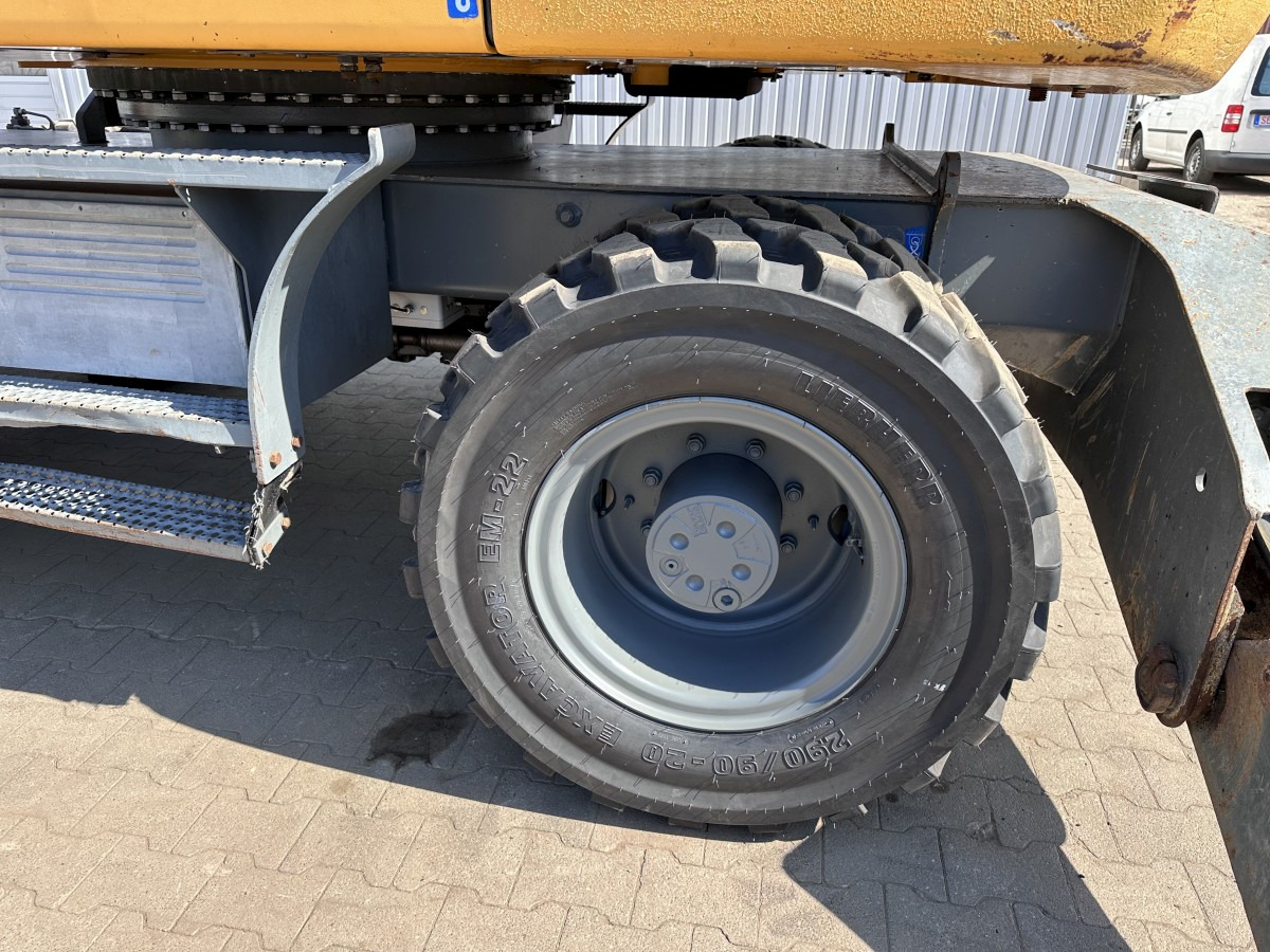 Pelle sur pneus LIEBHERR A 314 All hydr. lines SW 33- 30 Km/h: photos 32