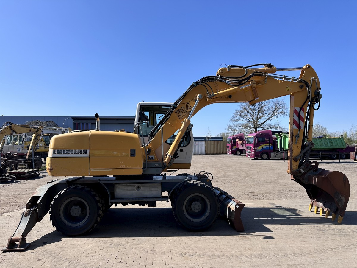 LIEBHERR A 314 All hydr. lines SW 33- 30 Km/h - Pelle sur pneus: photos 5 LIEBHERR A 314 All hydr. lines SW 33- 30 Km/h - Pelle sur pneus: photos 5