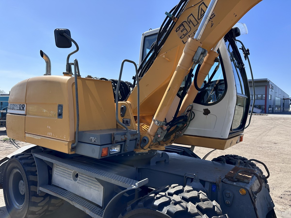 Pelle sur pneus LIEBHERR A 314 All hydr. lines SW 33- 30 Km/h: photos 19