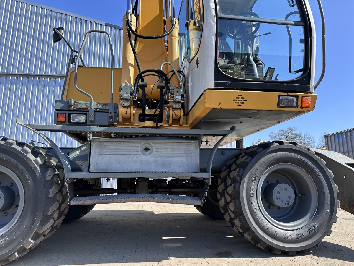Pelle sur pneus LIEBHERR A 314 All hydr. lines SW 33- 30 Km/h: photos 45