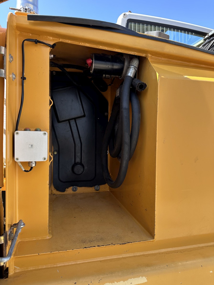 Pelle sur pneus LIEBHERR A 314 All hydr. lines SW 33- 30 Km/h: photos 27