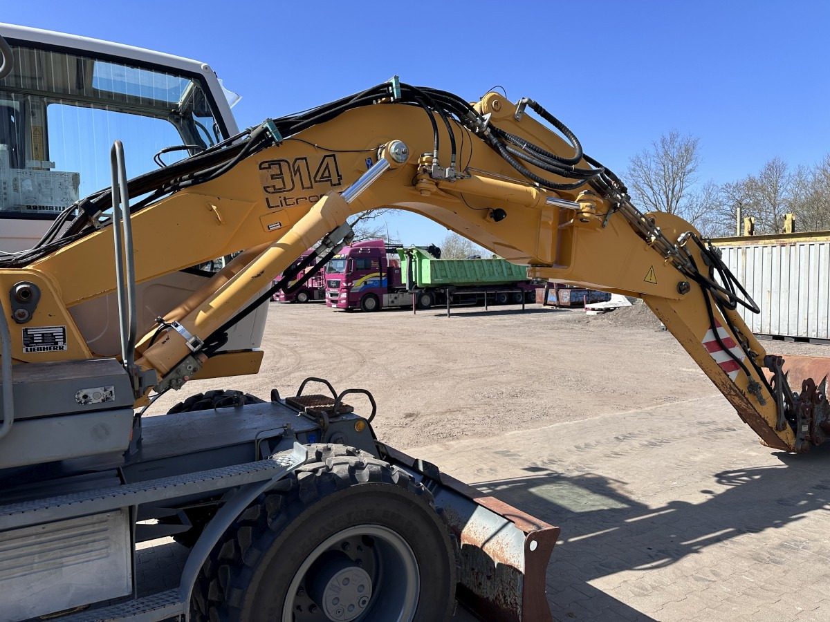 Pelle sur pneus LIEBHERR A 314 All hydr. lines SW 33- 30 Km/h: photos 40