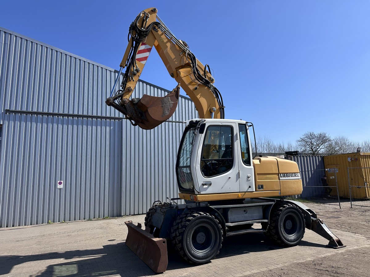 LIEBHERR A 314 All hydr. lines SW 33- 30 Km/h - Pelle sur pneus: photos 1 LIEBHERR A 314 All hydr. lines SW 33- 30 Km/h - Pelle sur pneus: photos 1