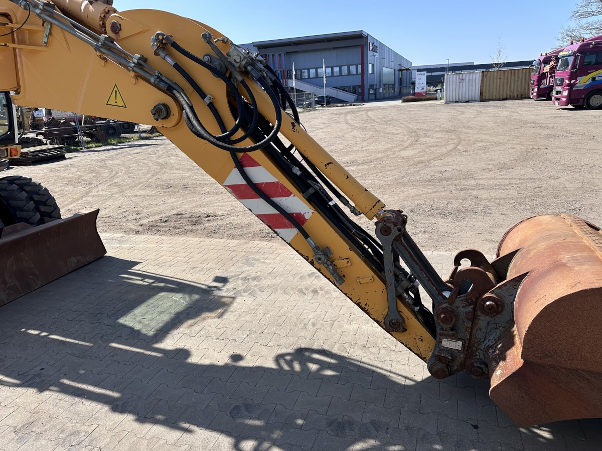 Pelle sur pneus LIEBHERR A 314 All hydr. lines SW 33- 30 Km/h: photos 39