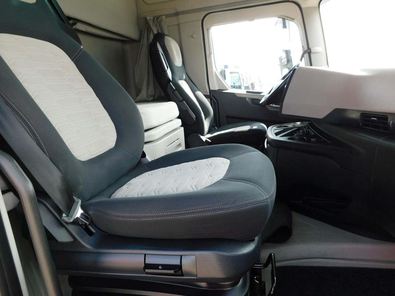 Ford F max ll 4x2 scab e6 12tx2620 - Tracteur routier: photos 5 Ford F max ll 4x2 scab e6 12tx2620 - Tracteur routier: photos 5