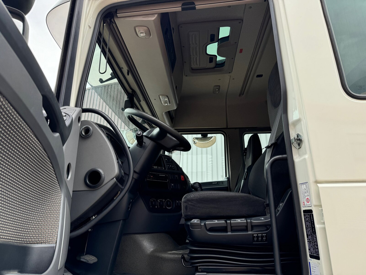 DAF XF 410 FA 4x2 XF 410 FA 4x2, Fahrschule, 2x AHK, 6 Sitze - Camion plateau: photos 2 DAF XF 410 FA 4x2 XF 410 FA 4x2, Fahrschule, 2x AHK, 6 Sitze - Camion plateau: photos 2