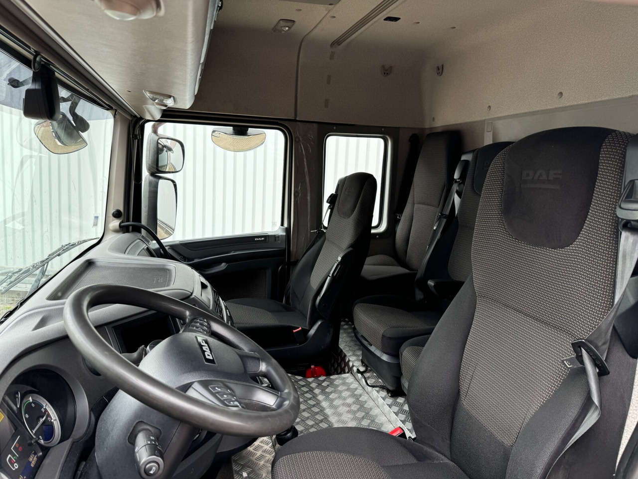 DAF XF 410 FA 4x2 XF 410 FA 4x2, Fahrschule, 2x AHK, 6 Sitze - Camion plateau: photos 3 DAF XF 410 FA 4x2 XF 410 FA 4x2, Fahrschule, 2x AHK, 6 Sitze - Camion plateau: photos 3