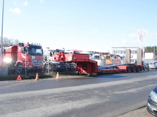 Goldhofer STZ -TL3-32/80 Goldhofer STZ-TL3-32/80 Nutzlast: 35 to., 5,85 m Tiefbett - Semi-remorque surbaissé: photos 2 Goldhofer STZ -TL3-32/80 Goldhofer STZ-TL3-32/80 Nutzlast: 35 to., 5,85 m Tiefbett - Semi-remorque surbaissé: photos 2