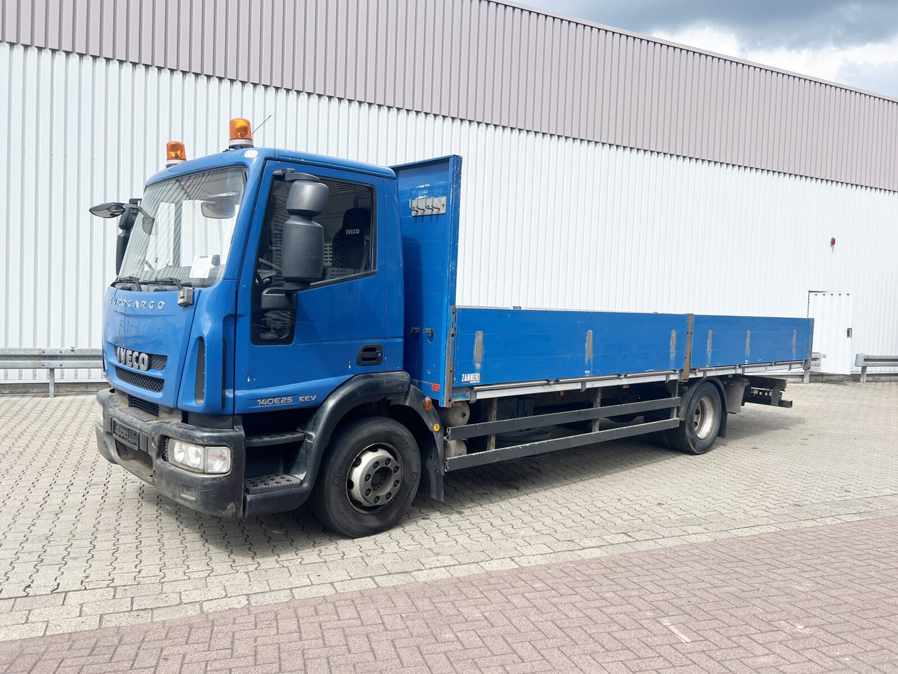 Iveco EuroCargo ML140E25/P 4x2 EuroCargo ML140E25/P 4x2, EEV, 6-Zylinder, 2x AHK - Camion plateau: photos 1 Iveco EuroCargo ML140E25/P 4x2 EuroCargo ML140E25/P 4x2, EEV, 6-Zylinder, 2x AHK - Camion plateau: photos 1