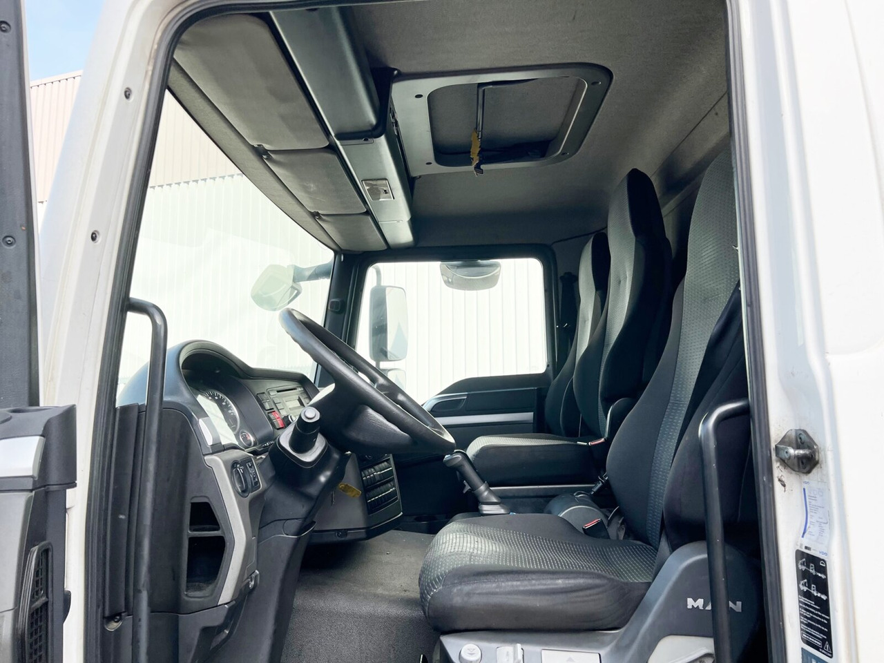 MAN TGL 12.250/340 4X2 BL TGL 12.250/340 4X2 BL mit Dhollandia LBW, 42 cbm - Camion fourgon: photos 3 MAN TGL 12.250/340 4X2 BL TGL 12.250/340 4X2 BL mit Dhollandia LBW, 42 cbm - Camion fourgon: photos 3