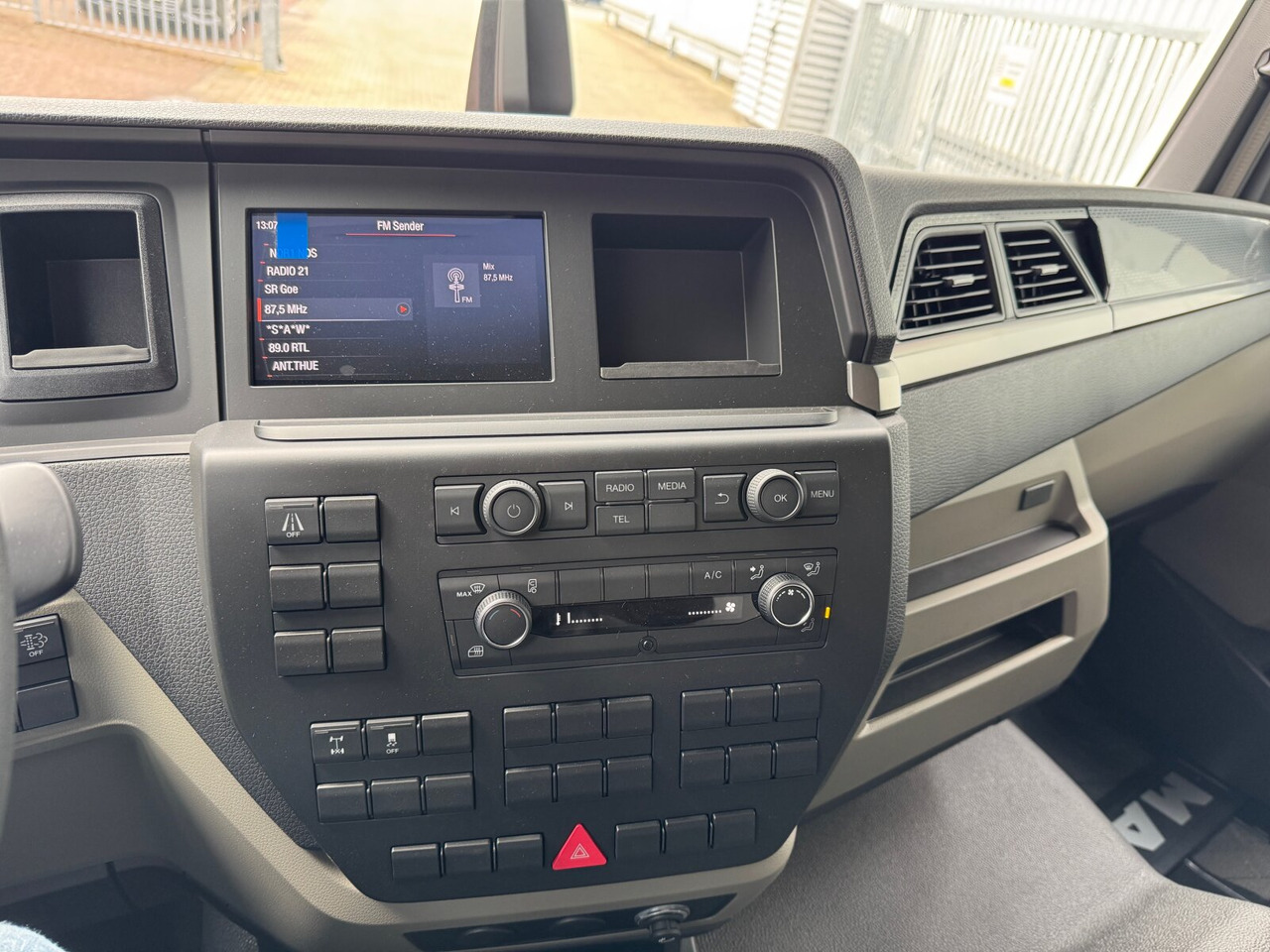 MAN TGL 8.160 4x2 BL CH TGL 8.160 4x2 BL CH, City-Abroller - Camion ampliroll: photos 3 MAN TGL 8.160 4x2 BL CH TGL 8.160 4x2 BL CH, City-Abroller - Camion ampliroll: photos 3