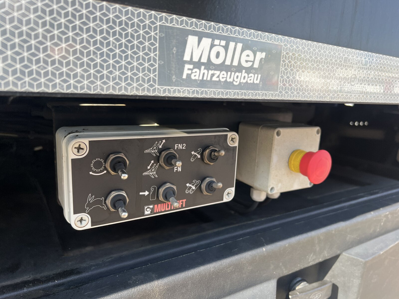 MAN TGM 18.320 4x2 BL TGM 18.320 4x2 BL, Hiab Tele-Absetzanlage, Funk - Camion multibenne: photos 5 MAN TGM 18.320 4x2 BL TGM 18.320 4x2 BL, Hiab Tele-Absetzanlage, Funk - Camion multibenne: photos 5