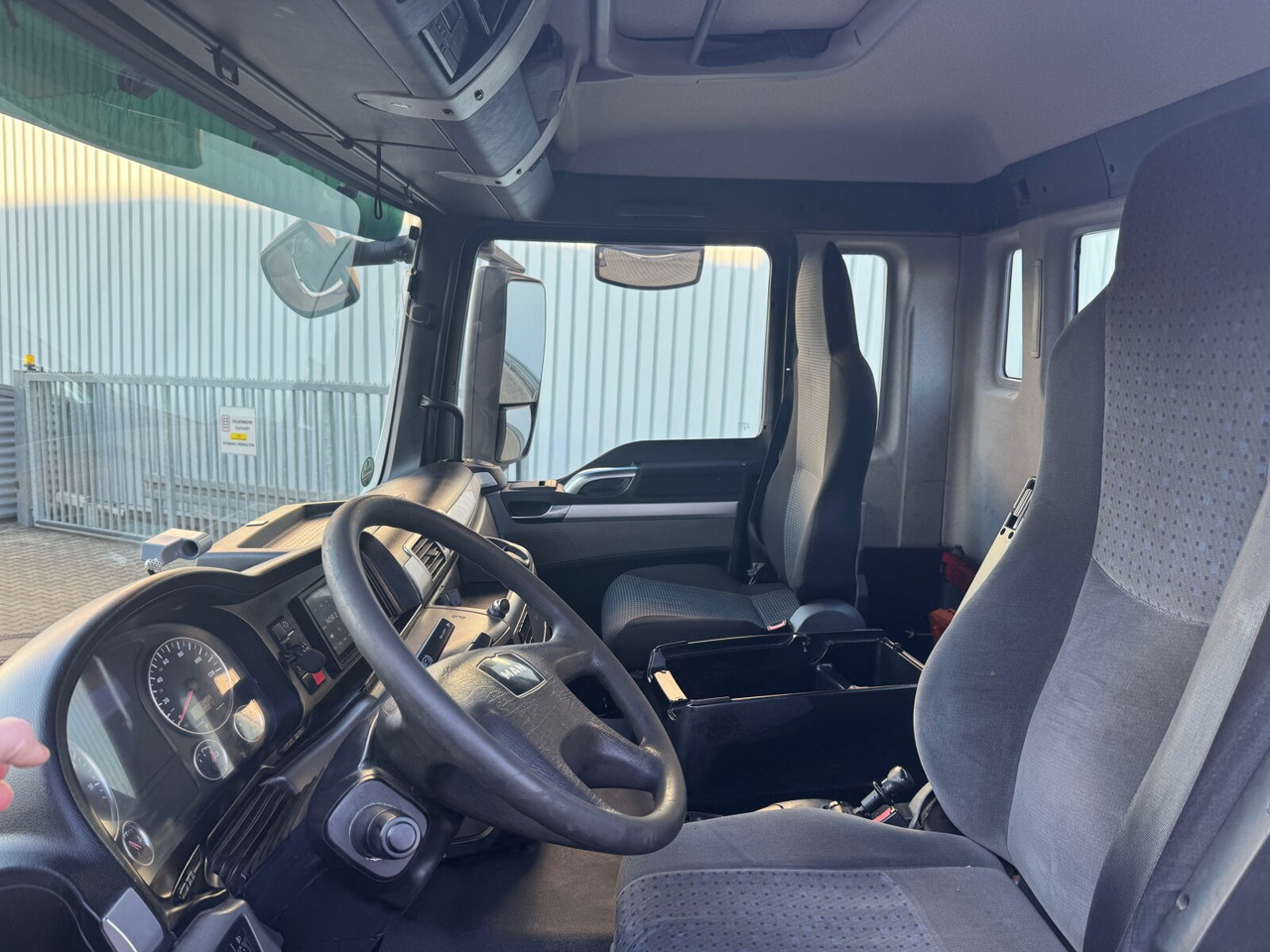MAN TGS 26.480 6x2-4 BL TGS 26.480 6x2-4 BL, Lenk-Liftachse, VDL Abrollkipper bis 7m Container - Camion ampliroll: photos 2 MAN TGS 26.480 6x2-4 BL TGS 26.480 6x2-4 BL, Lenk-Liftachse, VDL Abrollkipper bis 7m Container - Camion ampliroll: photos 2