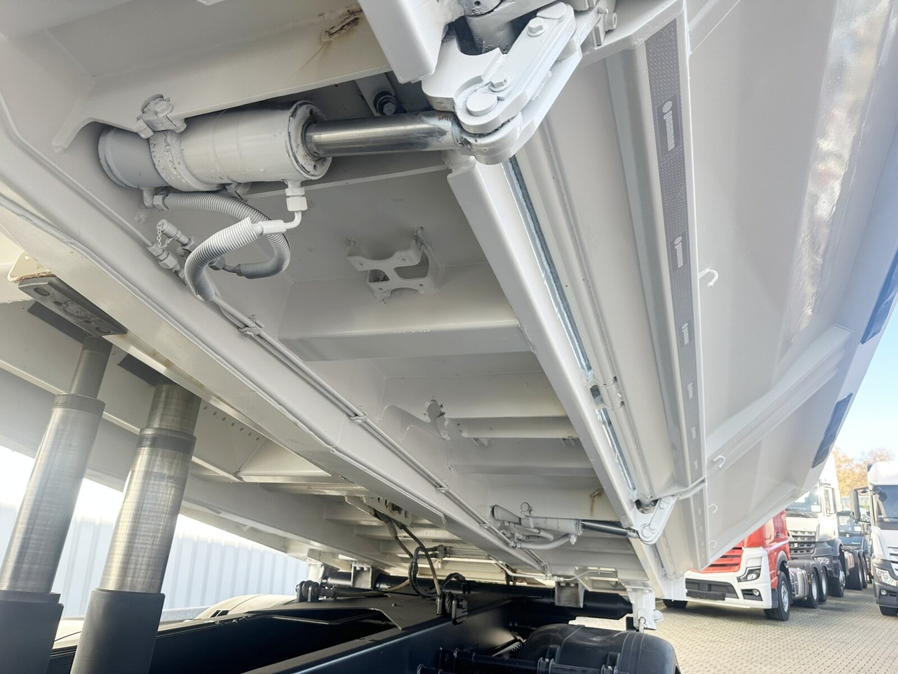 MAN TGS 35.460 8X4 BB TGS 35.460 8X4 BB, Meiller Bordmatik 13m³ - Camion benne: photos 3 MAN TGS 35.460 8X4 BB TGS 35.460 8X4 BB, Meiller Bordmatik 13m³ - Camion benne: photos 3