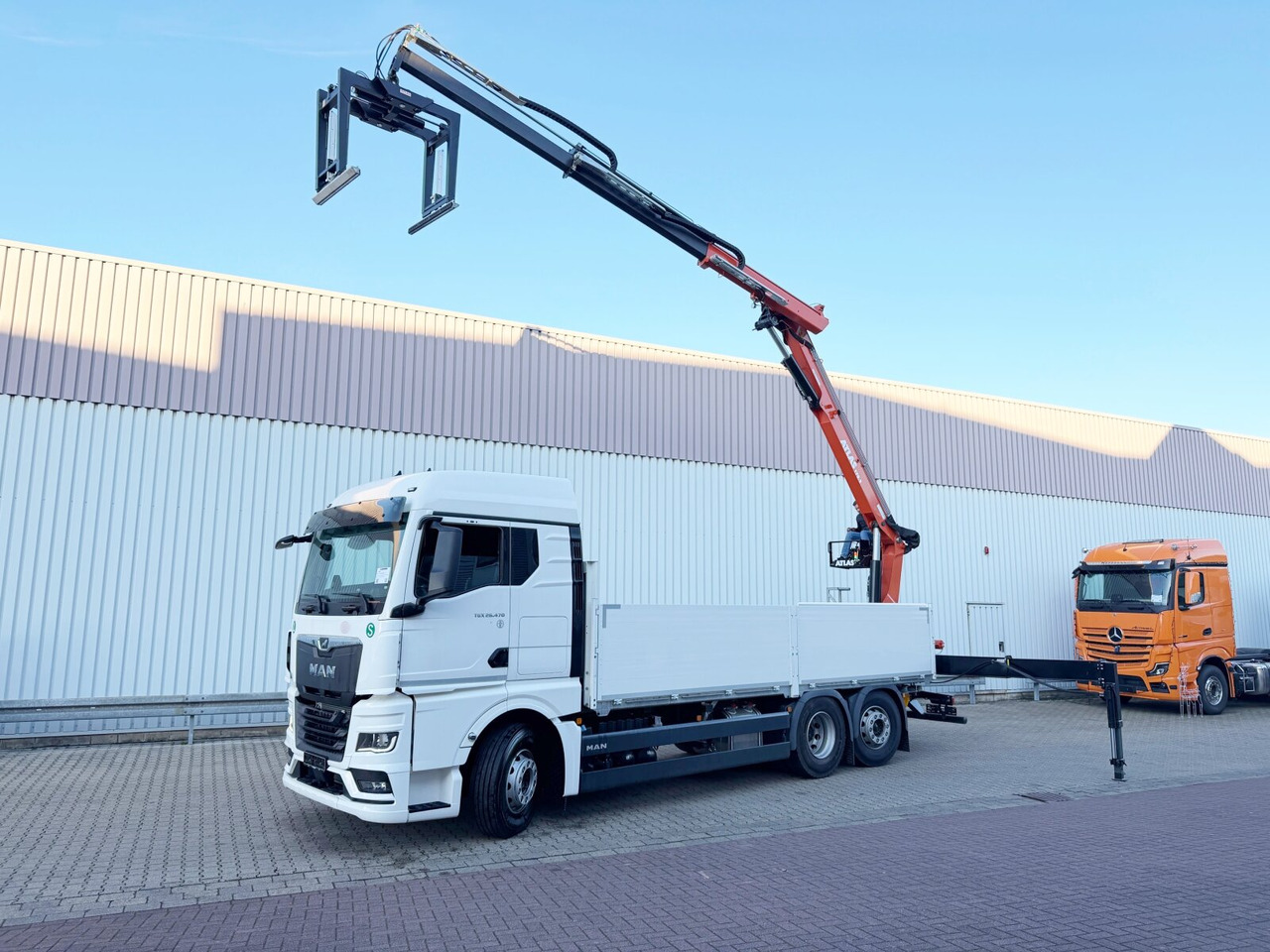 MAN TGX 26.470 6x2-4 BL TGX 26.470 6x2-4 BL, Lenk-/Liftachse, Retarder, Navi, Heckkran Atlas AK 170.2-A2 - Camion grue, Camion plateau: photos 1 MAN TGX 26.470 6x2-4 BL TGX 26.470 6x2-4 BL, Lenk-/Liftachse, Retarder, Navi, Heckkran Atlas AK 170.2-A2 - Camion grue, Camion plateau: photos 1