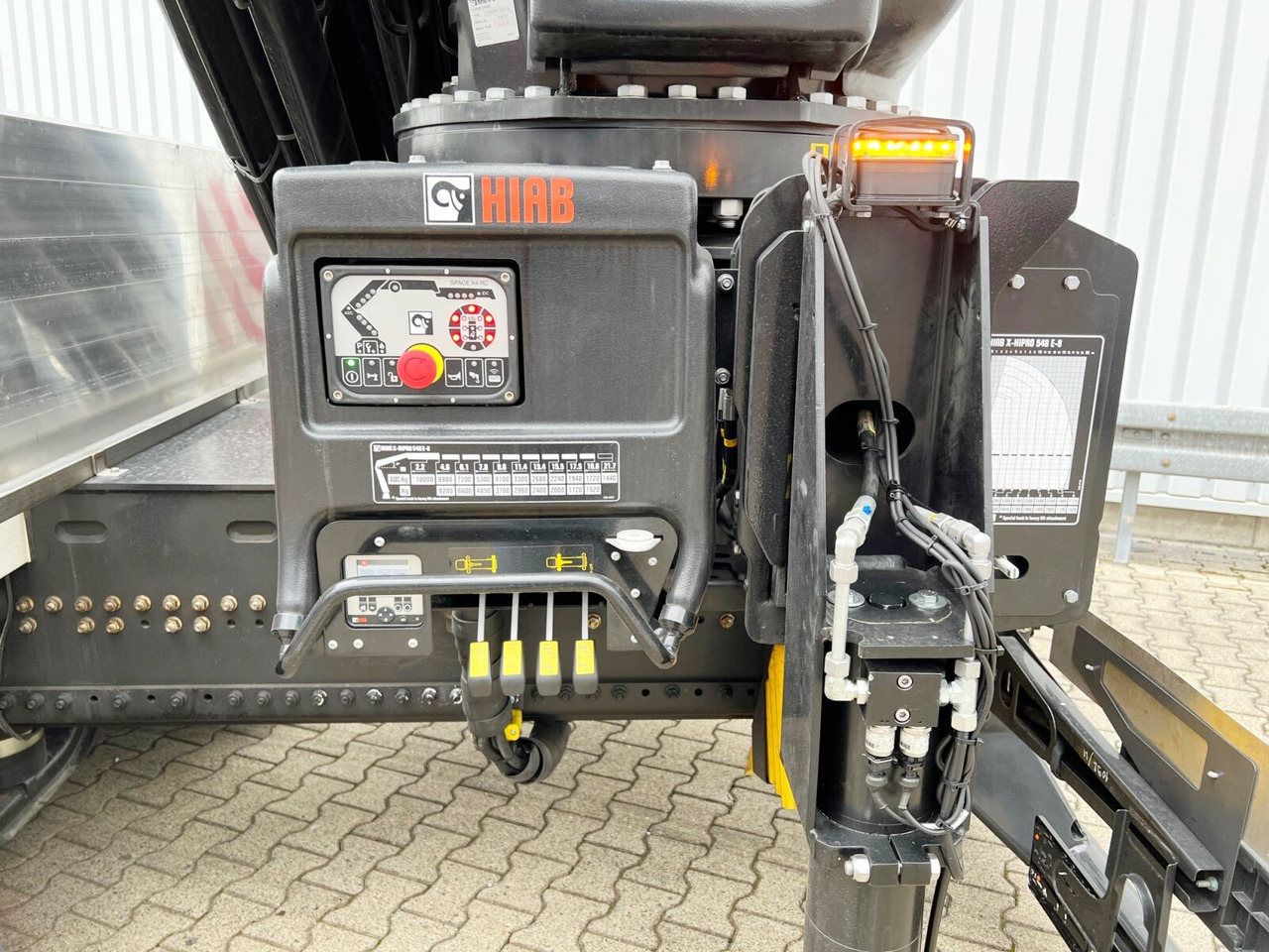 MAN TGX 26.510 6x2-4 LL CH TGX 26.510 6x2-4 LL, Kran Hiab X-HiPro 548 E-8, Lenk-/Liftachse, TwistLock 20Fuß, Funk, Retarder - Camion grue, Camion plateau: photos 3 MAN TGX 26.510 6x2-4 LL CH TGX 26.510 6x2-4 LL, Kran Hiab X-HiPro 548 E-8, Lenk-/Liftachse, TwistLock 20Fuß, Funk, Retarder - Camion grue, Camion plateau: photos 3