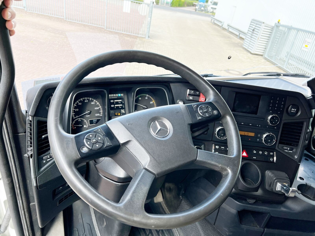 Mercedes-Benz Actros 3551 L 8x2/4 Actros 3551 L 8x2/4, Vorlauflenkachse, Doppelbereifte Nachlaufliftachse - Châssis cabine: photos 3 Mercedes-Benz Actros 3551 L 8x2/4 Actros 3551 L 8x2/4, Vorlauflenkachse, Doppelbereifte Nachlaufliftachse - Châssis cabine: photos 3