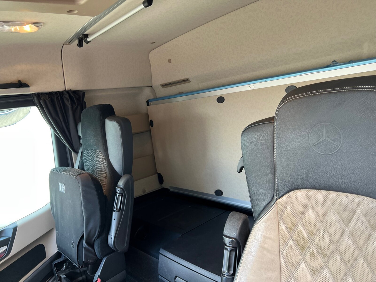 Mercedes-Benz Actros 3551 L 8x2/4 Actros 3551 L 8x2/4, Vorlauflenkachse, Doppelbereifte Nachlaufliftachse - Châssis cabine: photos 5 Mercedes-Benz Actros 3551 L 8x2/4 Actros 3551 L 8x2/4, Vorlauflenkachse, Doppelbereifte Nachlaufliftachse - Châssis cabine: photos 5