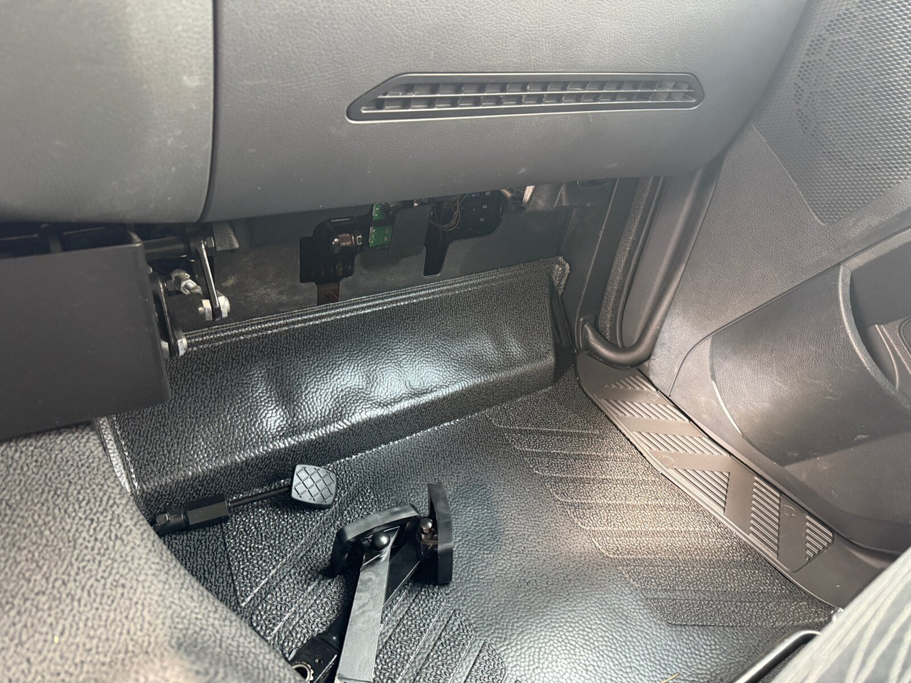 Mercedes-Benz Arocs 1827/30 A 4x4 Arocs 1827/30 A 4x4, Ex-! - Camion plateau: photos 3 Mercedes-Benz Arocs 1827/30 A 4x4 Arocs 1827/30 A 4x4, Ex-! - Camion plateau: photos 3