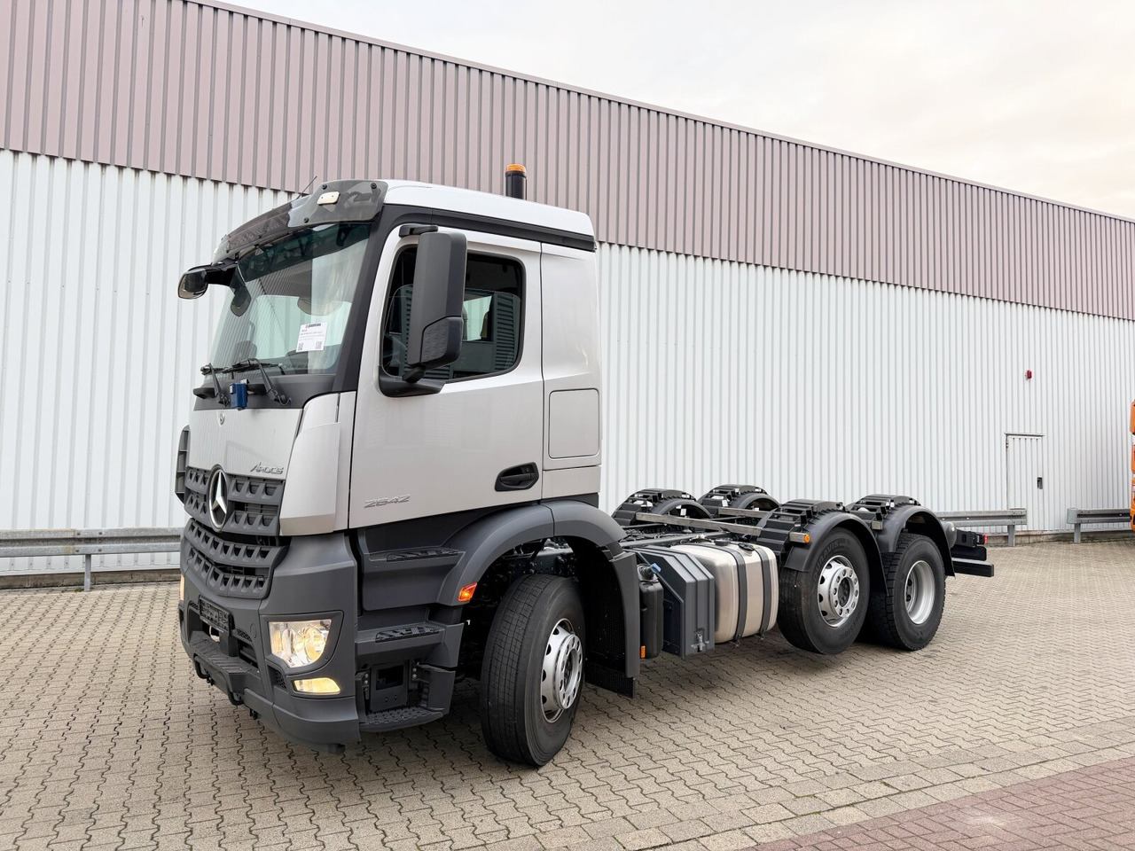 Mercedes-Benz Arocs 2542 L 6x2/4 Arocs 2542/45 L 6x2/4, Vorlauflenk-/liftachse, Navi, MultimediaCockpit - Châssis cabine: photos 1 Mercedes-Benz Arocs 2542 L 6x2/4 Arocs 2542/45 L 6x2/4, Vorlauflenk-/liftachse, Navi, MultimediaCockpit - Châssis cabine: photos 1