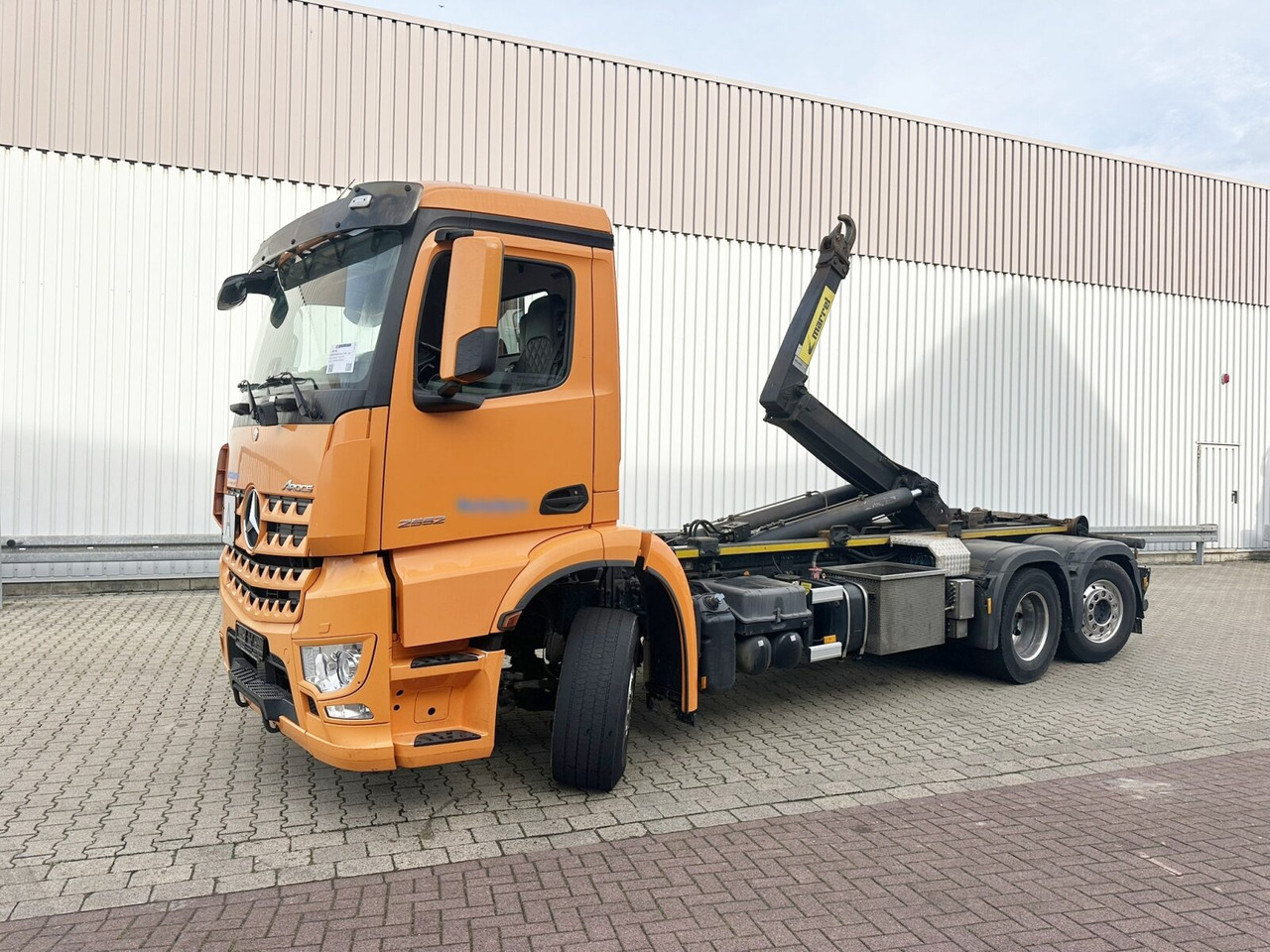 Mercedes-Benz Arocs 2552 L 6x2 Arocs 2552 L 6x2, Lenk-/Liftachse - Camion ampliroll: photos 1 Mercedes-Benz Arocs 2552 L 6x2 Arocs 2552 L 6x2, Lenk-/Liftachse - Camion ampliroll: photos 1