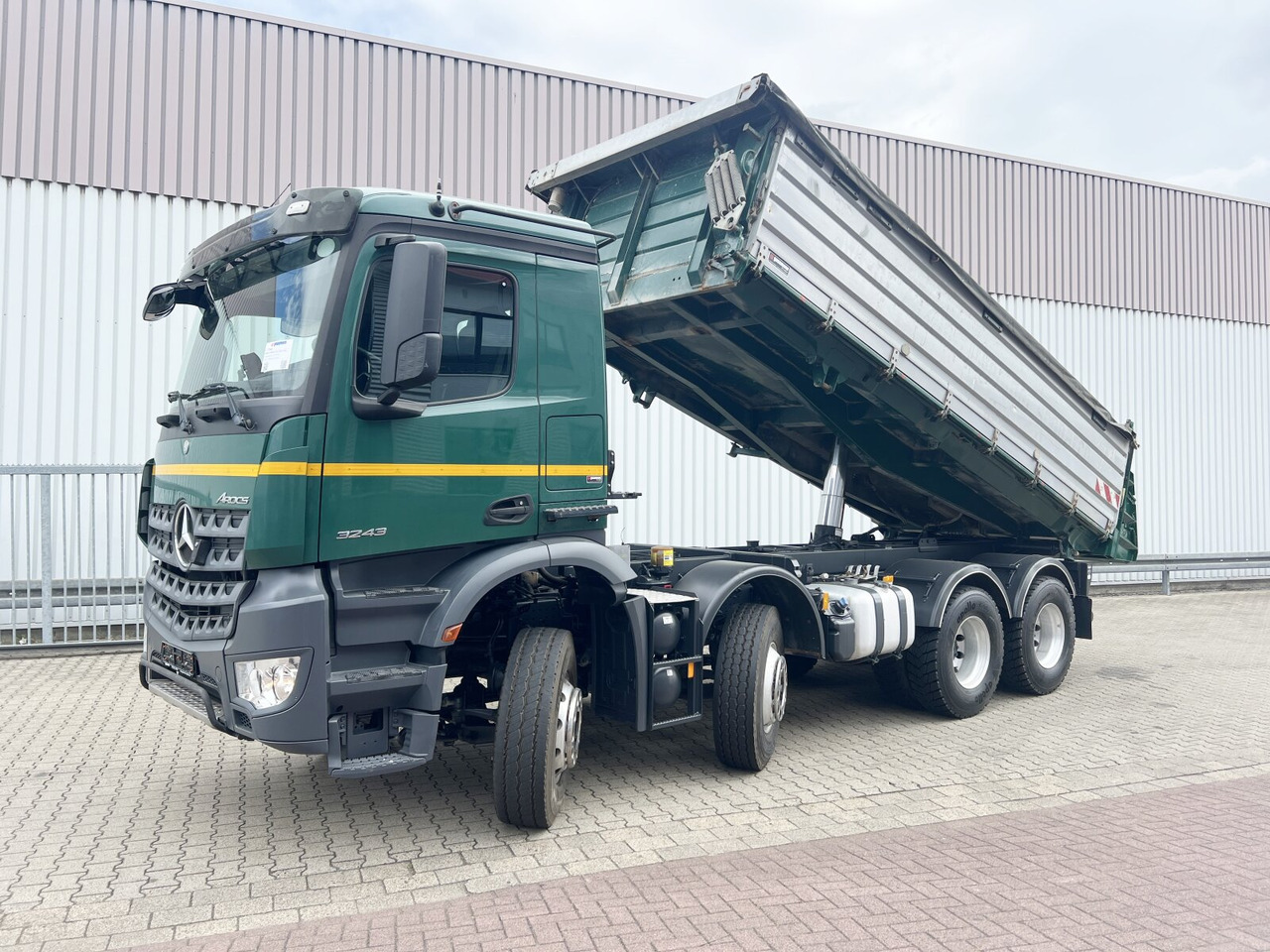 Mercedes-Benz Arocs 3243 K 8x4 Arocs 3243 K 8x4, Ressenig Thermo Alukipper 3-S - Camion benne: photos 1 Mercedes-Benz Arocs 3243 K 8x4 Arocs 3243 K 8x4, Ressenig Thermo Alukipper 3-S - Camion benne: photos 1
