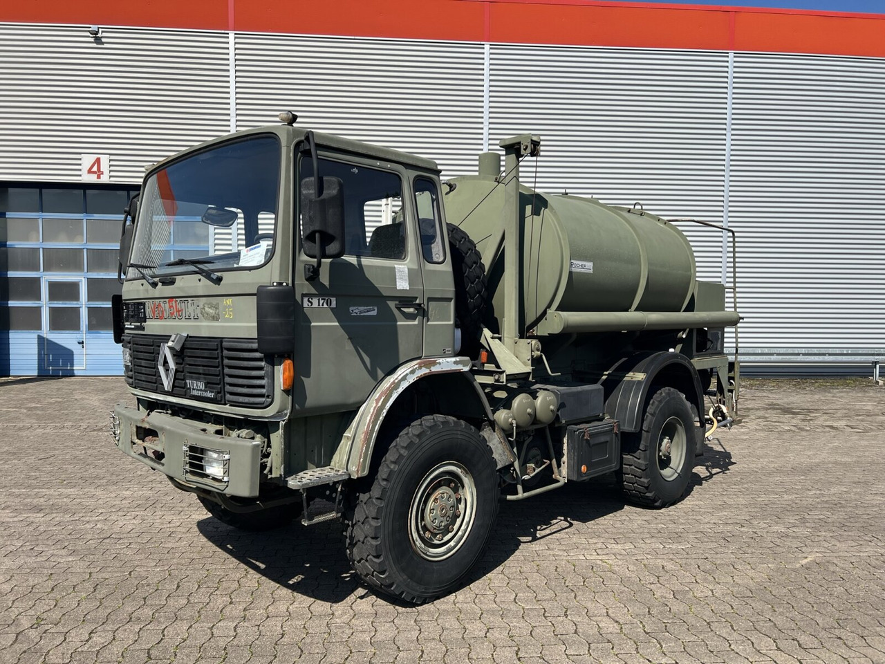 Renault Midliner S170 4x4 Midliner S170 4x4, 6000l Wassertank - Camion citerne: photos 1 Renault Midliner S170 4x4 Midliner S170 4x4, 6000l Wassertank - Camion citerne: photos 1