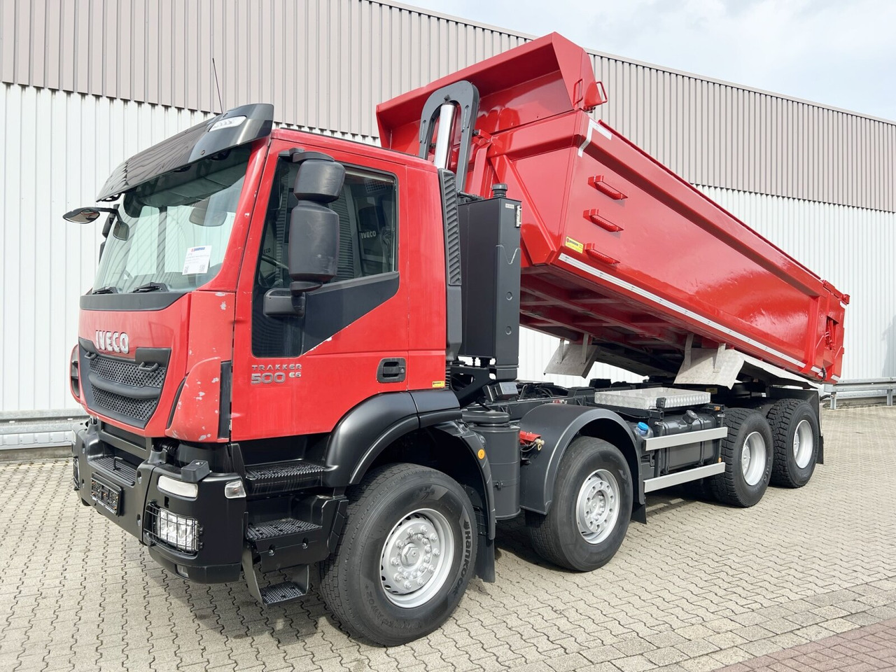 Trakker AD410T50 8x4 Trakker AD410T50 8x4, Stahlmulde ca. 16m³, hydr. Heckklappe - Camion benne: photos 1 Trakker AD410T50 8x4 Trakker AD410T50 8x4, Stahlmulde ca. 16m³, hydr. Heckklappe - Camion benne: photos 1