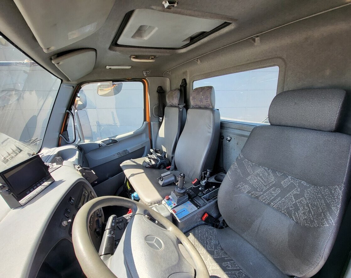 Unimog U 20 4x4 U 20 4x4, Zapfwelle, Kran Hiab 022D-3 HiDuo, Funk - Véhicule utilitaire: photos 2 Unimog U 20 4x4 U 20 4x4, Zapfwelle, Kran Hiab 022D-3 HiDuo, Funk - Véhicule utilitaire: photos 2