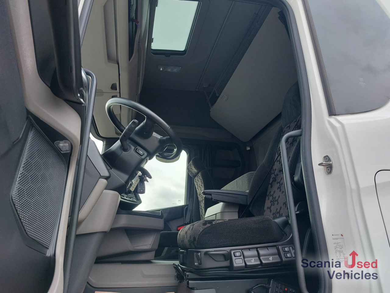 SCANIA R 460 A4x2NA, SUPER, NAVI, Standklima - Tracteur routier: photos 3 SCANIA R 460 A4x2NA, SUPER, NAVI, Standklima - Tracteur routier: photos 3