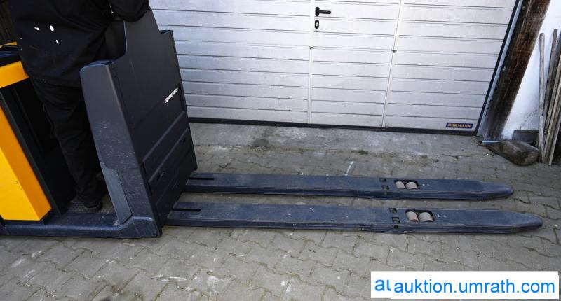 Kommissionierer Jungheinrich ECE 225 mit 72 Betriebsstunden Hubwagen Ameise Elektrohubwagen - Préparateur de commandes: photos 4 Kommissionierer Jungheinrich ECE 225 mit 72 Betriebsstunden Hubwagen Ameise Elektrohubwagen - Préparateur de commandes: photos 4