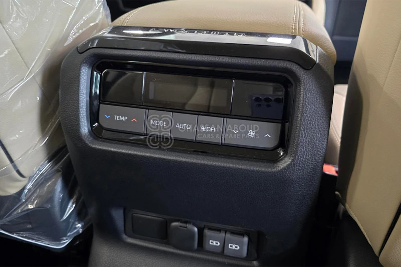 SUV Toyota Prado: photos 10