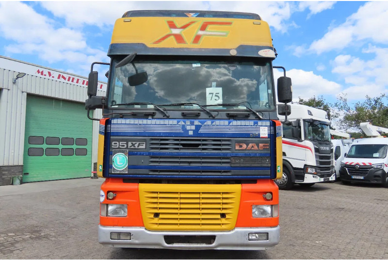 DAF XF 530 type E4, Manual!!! - Tracteur routier: photos 3 DAF XF 530 type E4, Manual!!! - Tracteur routier: photos 3