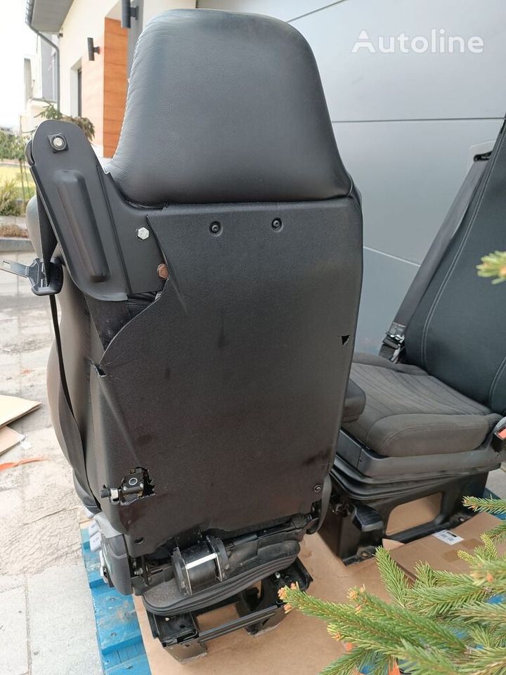 Scania NEW GENERATION HALF LEATHER WITH METAL BASE (LEFT) Scania - Siège pour Camion: photos 5 Scania NEW GENERATION HALF LEATHER WITH METAL BASE (LEFT) Scania - Siège pour Camion: photos 5