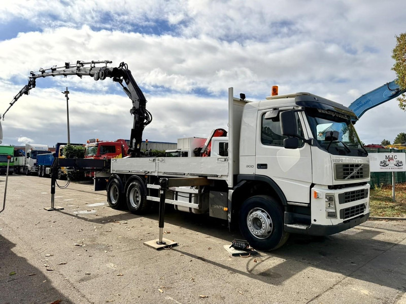 Volvo FM 300 6x4 + (25.8m!) PRITSCHE + KRAN HIAB 245 E-5 + JIB 65 X-3 + 2 ME - *228.000km* - MANUAL - A/C - EURO 3 - BELGIAN TRUCK - Camion plateau, Camion grue: photos 2 Volvo FM 300 6x4 + (25.8m!) PRITSCHE + KRAN HIAB 245 E-5 + JIB 65 X-3 + 2 ME - *228.000km* - MANUAL - A/C - EURO 3 - BELGIAN TRUCK - Camion plateau, Camion grue: photos 2