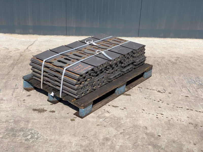 Case CX290 / CX300 Shoes/Pads - Frame/ Châssis pour Engins de chantier: photos 1 Case CX290 / CX300 Shoes/Pads - Frame/ Châssis pour Engins de chantier: photos 1