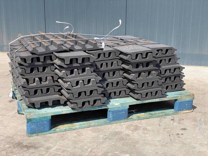 Case CX330 / CX350 Shoes/Pads - Frame/ Châssis pour Engins de chantier: photos 3 Case CX330 / CX350 Shoes/Pads - Frame/ Châssis pour Engins de chantier: photos 3