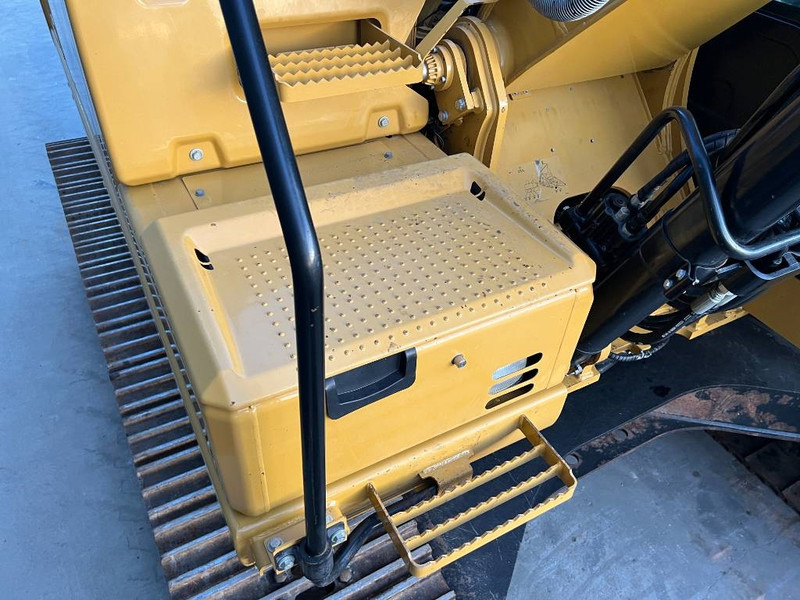 Pelle sur chenille Cat 323F L: photos 13