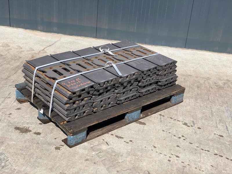 Hitachi EX270 / EX300 / EX310 Shoes/Pads - Frame/ Châssis pour Engins de chantier: photos 3 Hitachi EX270 / EX300 / EX310 Shoes/Pads - Frame/ Châssis pour Engins de chantier: photos 3