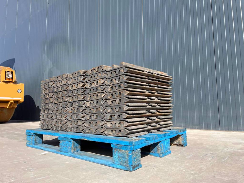 Hyundai R210 / R215 / R220 / R235 / R250 / R260 - Frame/ Châssis pour Engins de chantier: photos 2 Hyundai R210 / R215 / R220 / R235 / R250 / R260 - Frame/ Châssis pour Engins de chantier: photos 2