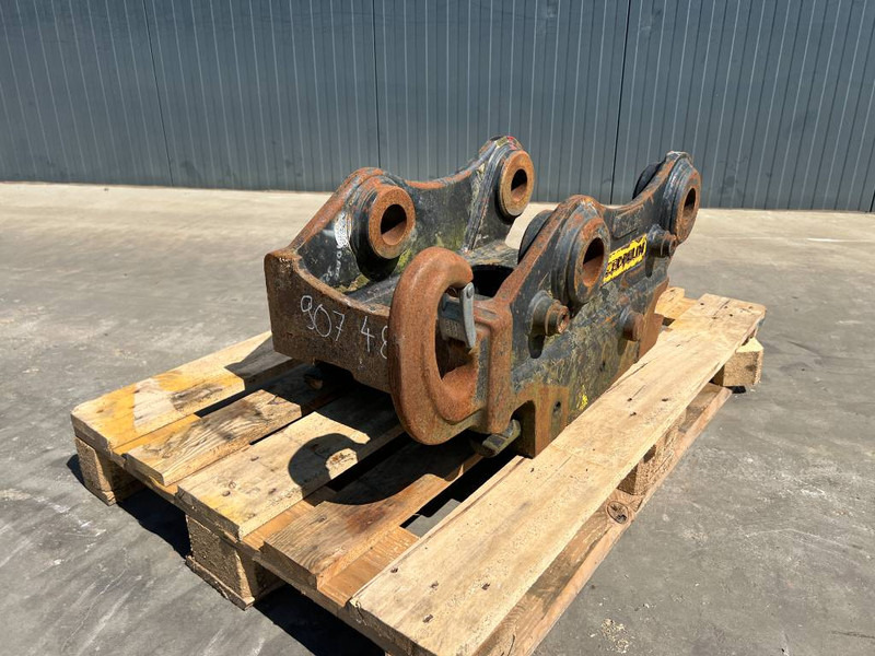 OilQuick OQ65 - M314F / M316F / M318F - Attache rapide pour Engins de chantier: photos 1 OilQuick OQ65 - M314F / M316F / M318F - Attache rapide pour Engins de chantier: photos 1