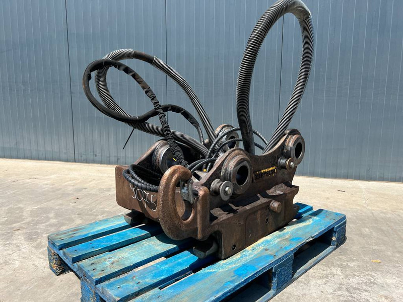 OilQuick OQ70/55 323E - Attache rapide pour Engins de chantier: photos 1 OilQuick OQ70/55 323E - Attache rapide pour Engins de chantier: photos 1