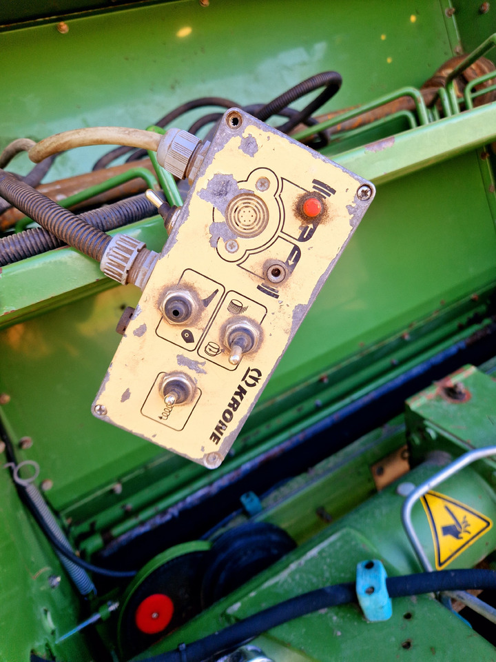 KRONE Vario Pack 1500 - Presse à balles rondes: photos 3 KRONE Vario Pack 1500 - Presse à balles rondes: photos 3