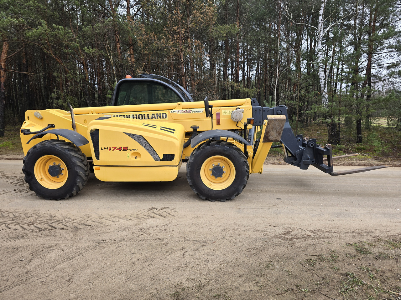 Chargeuse sur pneus NEW HOLLAND LM 1745 Turbo: photos 6