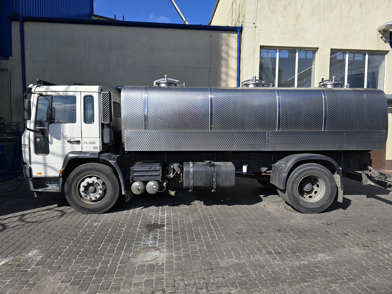 VOLVO FL 220 - Camion citerne: photos 1 VOLVO FL 220 - Camion citerne: photos 1